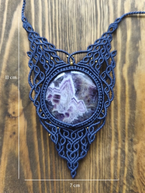 Naszyjnik makramowy z ametystem chevron z koralikami ze stali chirurgicznej w kolorze złotym