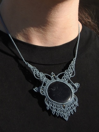 Naszyjnik makramowy z czarnym turmalinem z koralikami ze stali chirurgicznej w kolorze złotym