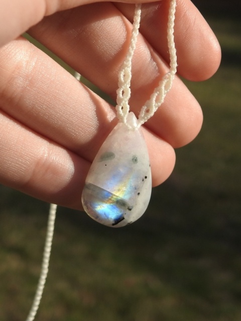 Naszyjnik makramowy z kamieniem księżycowym z czarnym turmalinem