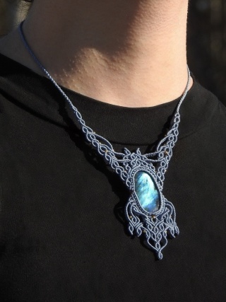 Naszyjnik makramowy z labradorytem z koralikami ze stali chirurgicznej w kolorze złotym