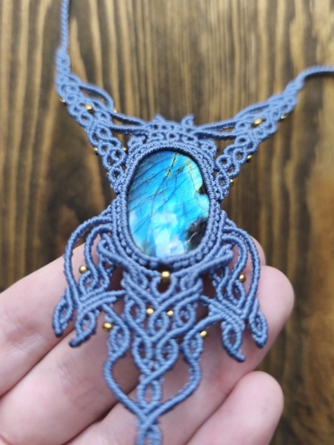 Naszyjnik makramowy z labradorytem z koralikami ze stali chirurgicznej w kolorze złotym