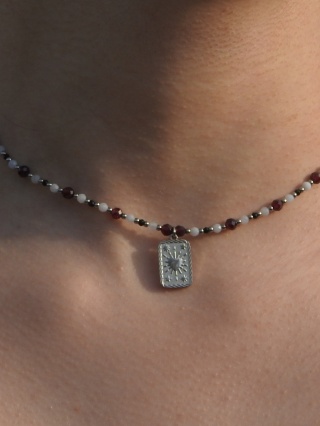 Naszyjnik na lince z granatami, chalcedonami i czarnymi turmalinami z ozdobną zawieszką