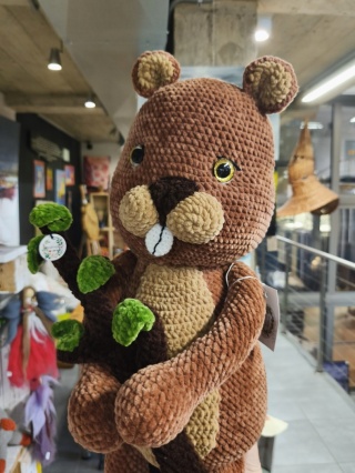 Pluszowy duży bóbr z gałęzią maskotka robiona ręcznie na szydełku