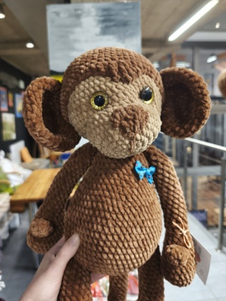 Pluszowa małpka maskotka robiona ręcznie na szydełku