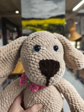 Pluszowy piesek maskotka robiona ręcznie na szydełku