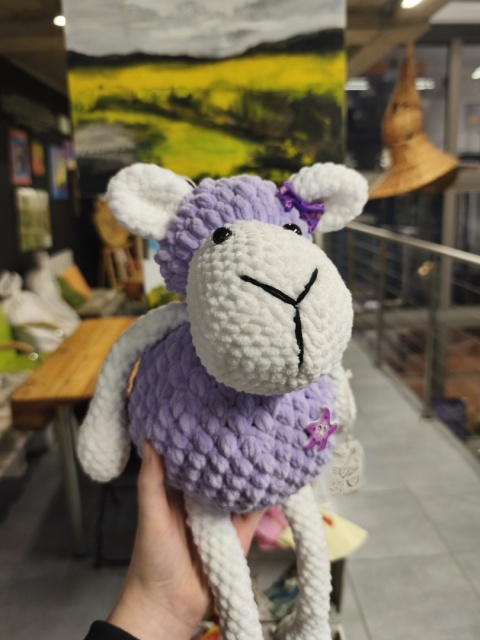 Pluszowa owca fioletowa maskotka robiona ręcznie na szydełku