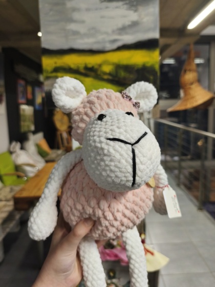 Pluszowa owca jasnoróżowa maskotka robiona ręcznie na szydełku