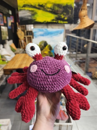 Pluszowy krab maskotka robiona ręcznie na szydełku