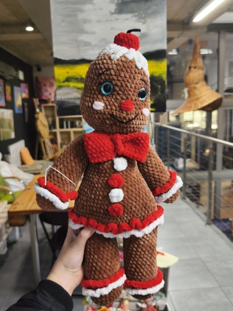 Pluszowy ludzik piernikowy maskotka robiona ręcznie na szydełku