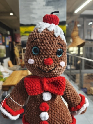 Pluszowy ludzik piernikowy maskotka robiona ręcznie na szydełku