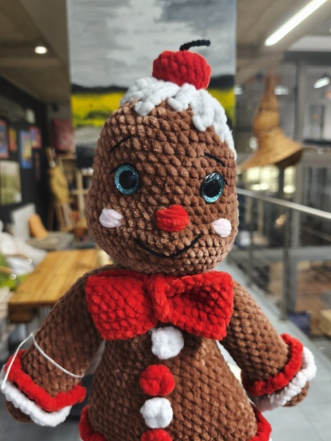 Pluszowy ludzik piernikowy maskotka robiona ręcznie na szydełku