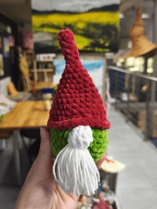 Pluszowy skrzat zielony maskotka robiona ręcznie na szydełku