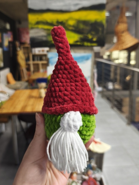 Pluszowy skrzat zielony maskotka robiona ręcznie na szydełku