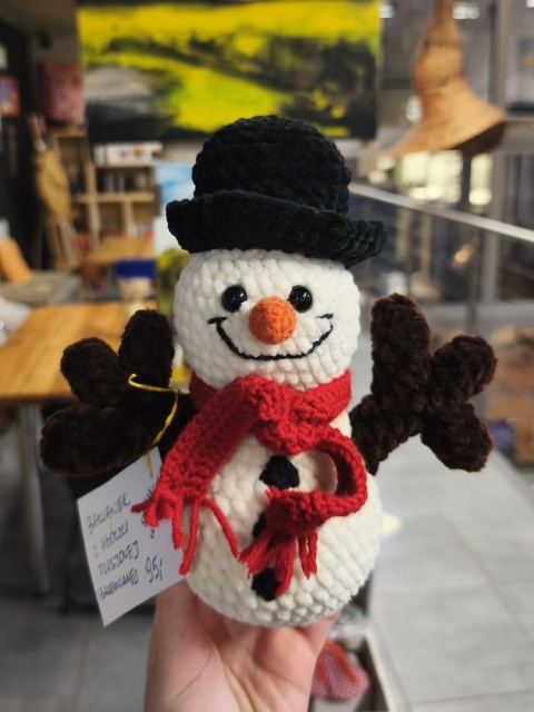 Pluszowy bałwan maskotka robiona ręcznie na szydełku