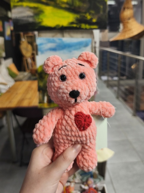 Pluszowy miś z sercem różowy maskotka robiona ręcznie na szydełku