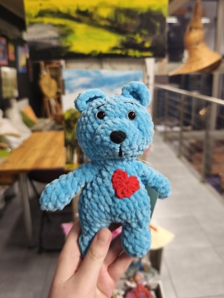 Pluszowy miś z sercem błękitny maskotka robiona ręcznie na szydełku