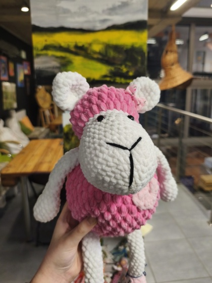 Pluszowa owca różowa maskotka robiona ręcznie na szydełku