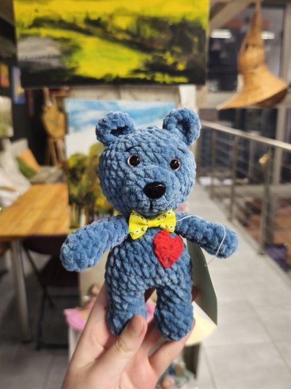 Pluszowy miś z sercem niebieski maskotka robiona ręcznie na szydełku
