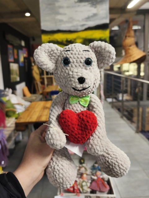 Pluszowy miś z sercem maskotka robiona ręcznie na szydełku
