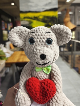 Pluszowy miś z sercem maskotka robiona ręcznie na szydełku
