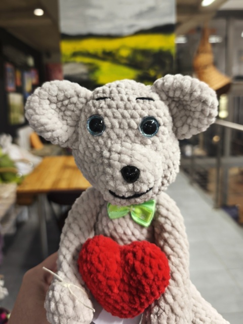 Pluszowy miś z sercem maskotka robiona ręcznie na szydełku