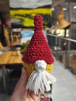 Pluszowy skrzat żółty maskotka robiona ręcznie na szydełku