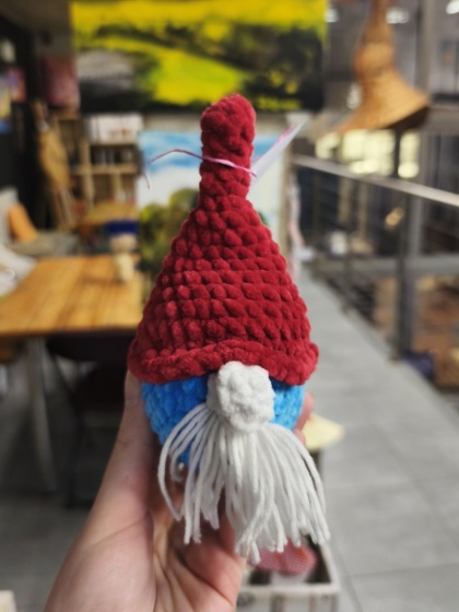 Pluszowy skrzat niebieski maskotka robiona ręcznie na szydełku