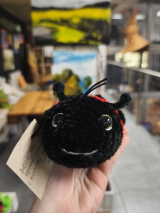 Pluszowa biedronka maskotka robiona ręcznie na szydełku