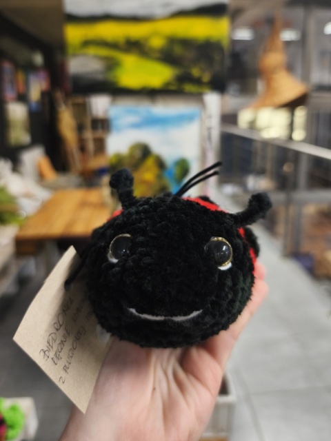 Pluszowa biedronka maskotka robiona ręcznie na szydełku