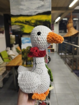 Pluszowa gąska w szaliku maskotka robiona ręcznie na szydełku