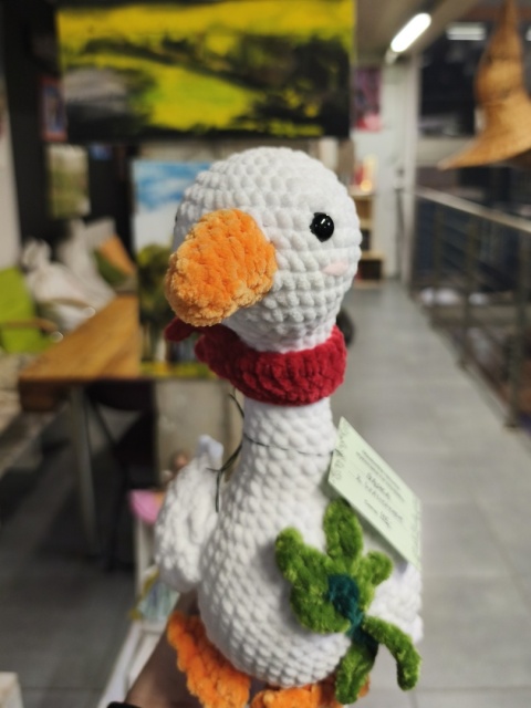 Pluszowa gąska w szaliku maskotka robiona ręcznie na szydełku
