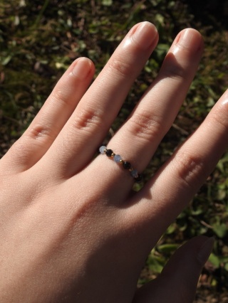 Pierścionek na gumce z kianitami i czarnymi turmalinami