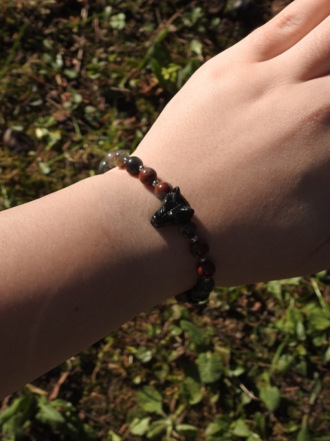 Bransoletka na gumce z heliotropami i przekładką głową wilka ze stali chirurgicznej