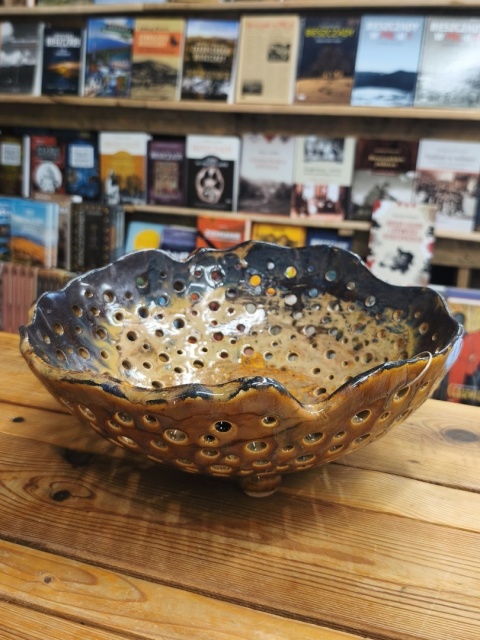 Miska ceramiczna odcienie brązu z dziurami