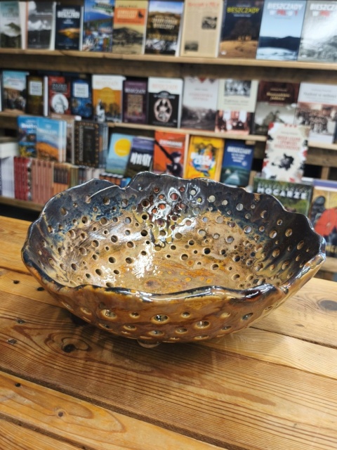 Miska ceramiczna odcienie brązu z dziurami