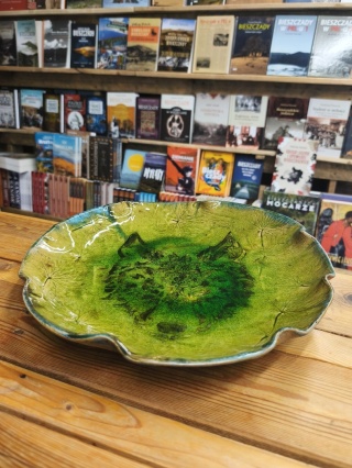 Patera ceramiczna z wilkiem zielona z falowanymi bokami