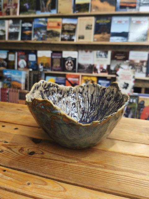 Miska ceramiczna wielokolorowa z nierównymi brzegami