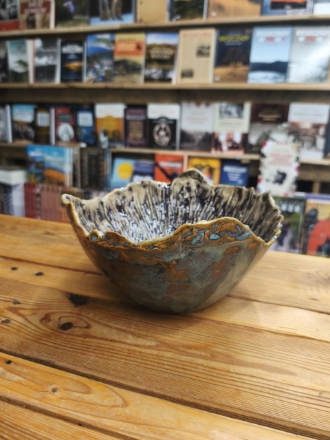 Miska ceramiczna wielokolorowa z nierównymi brzegami