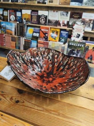 Miska ceramiczna czerwona z dziurami