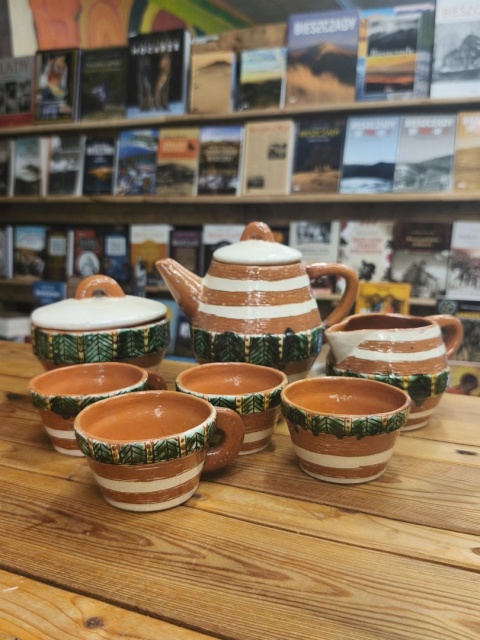 Ceramiczny serwis kawowy lub do herbaty z huculskimi motywami
