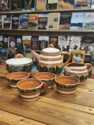 Ceramiczny serwis kawowy lub do herbaty z huculskimi motywami