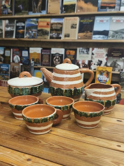 Ceramiczny serwis kawowy lub do herbaty z huculskimi motywami