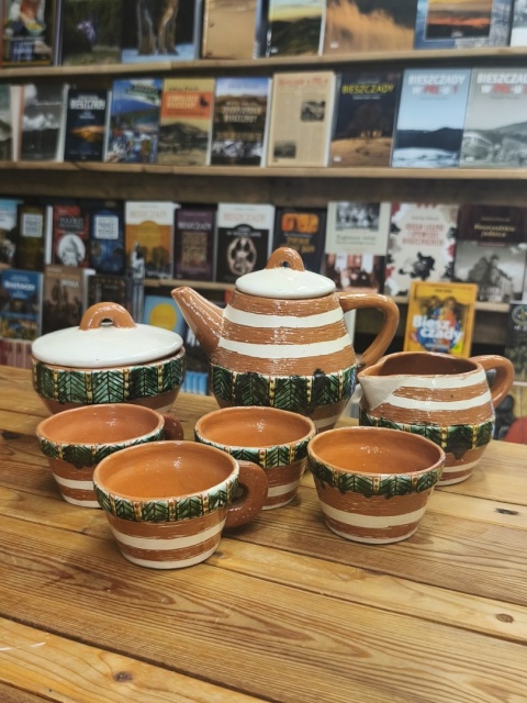 Ceramiczny serwis kawowy lub do herbaty z huculskimi motywami