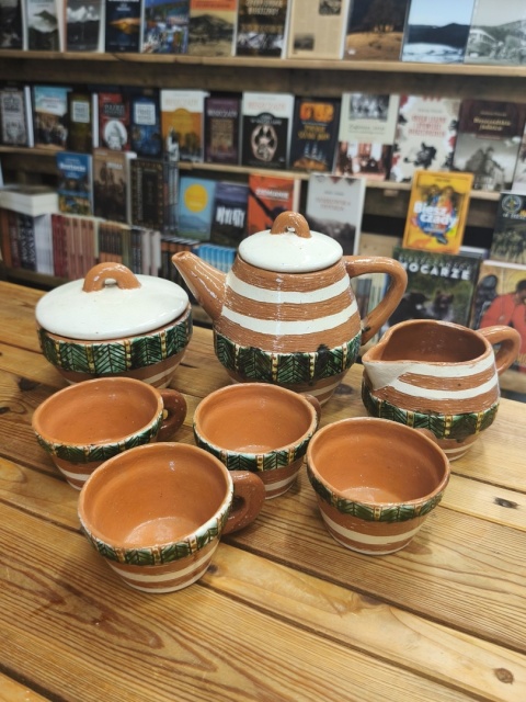 Ceramiczny serwis kawowy lub do herbaty z huculskimi motywami