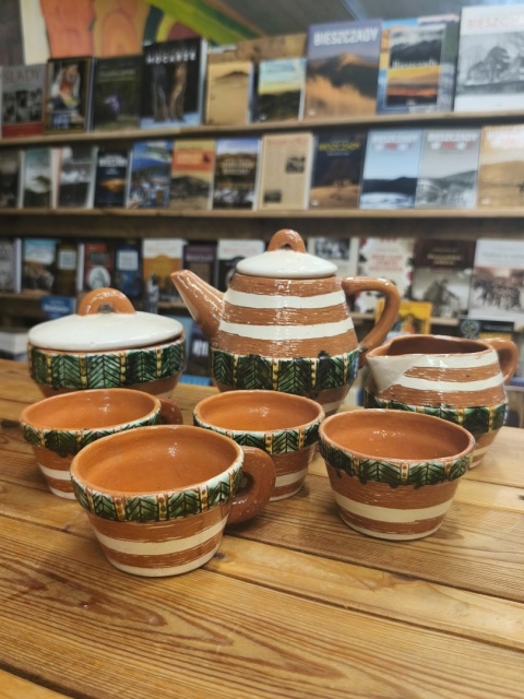 Ceramiczny serwis kawowy lub do herbaty z huculskimi motywami